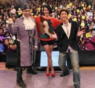 小S露辣腿庆康熙10周年 自豪:看我腰多细